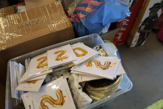 Kasse med festtilbehør