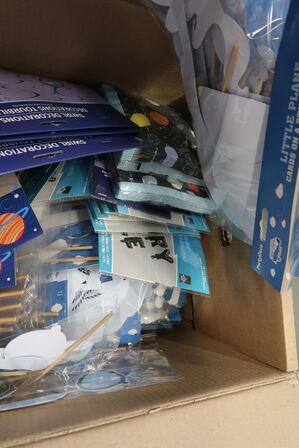 Kasse med div. Festtilbehør