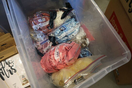 2 stk. kasser med div. Festtilbehør, balloner m.m.