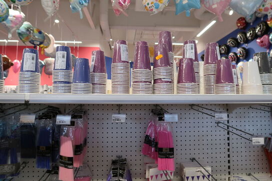 Div. Papkrus, paptallerkner, servietter, sugerør m.m.