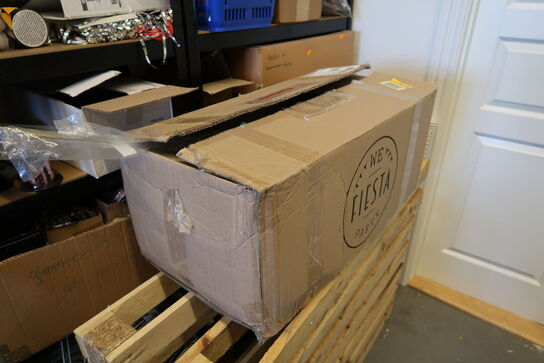 2 stk. lagerreoler med indhold