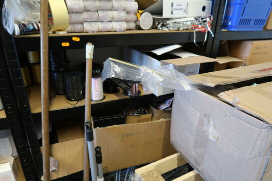 2 stk. lagerreoler med indhold