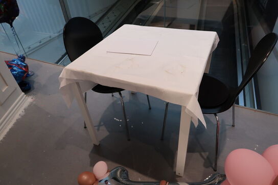 Bord med 2 stk. stole samt div. Balloner