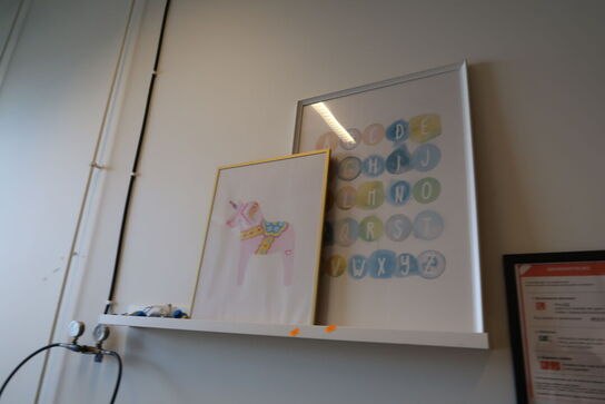 2 stk. indrammede plakater samt div. Gavepapir