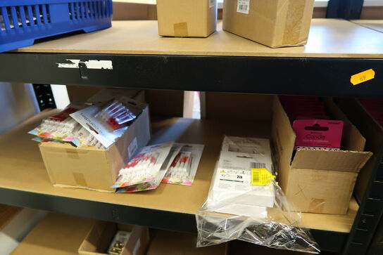 2 stk. lagerreoler med div. Festtilbehør m.m.