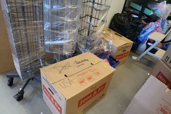 2 stk. kasser med div. Festtilbehør, balloner m.m.