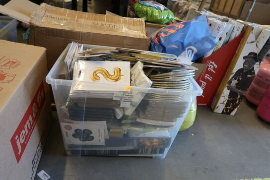 Kasse med festtilbehør