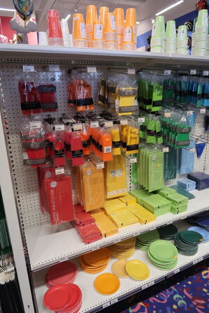 Div. Papkrus, paptallerkner, servietter, sugerør m.m.