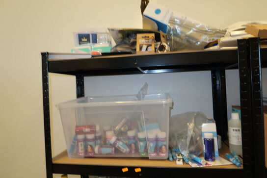 2 stk. lagerreoler med div. Festtilbehør m.m.