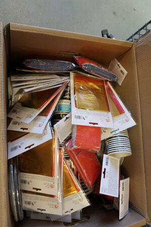 2 stk. kasser med div. Festtilbehør, balloner m.m.