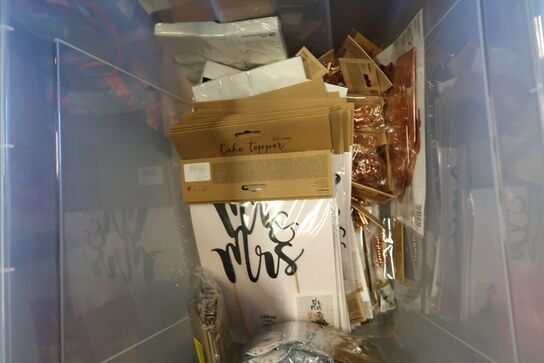 2 stk. kasser med div. Festtilbehør, balloner m.m.