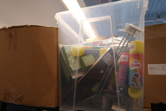 2 stk. lagerreoler med div. Festtilbehør m.m.