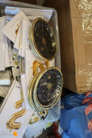 Kasse med festtilbehør