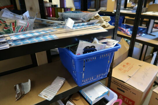 Lagerreol med div. Festtilbehør m.m.