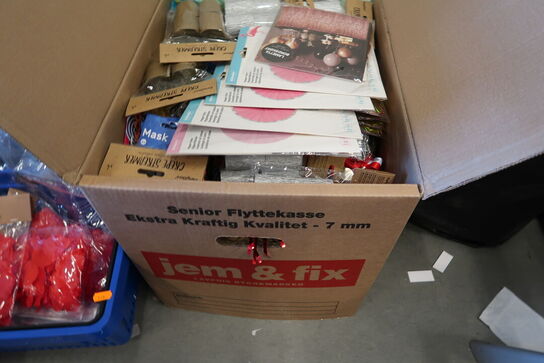 2 stk. kasser med div. Festtilbehør, balloner m.m.