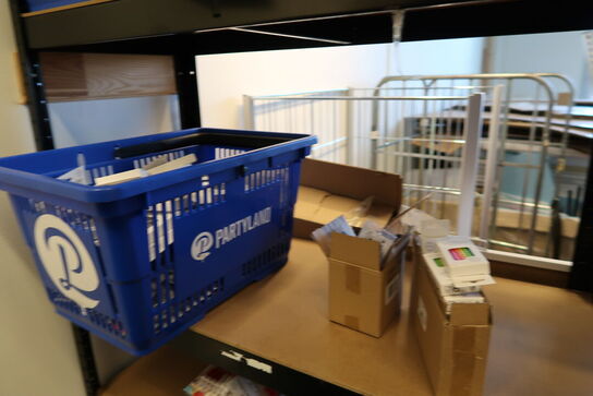 2 stk. lagerreoler med div. Festtilbehør m.m.