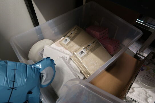 3 stk. kasser med div. Balloner, festtilbehør m.m.