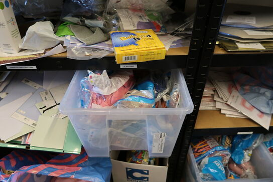 2 stk. lagerreoler med div. Festtilbehør m.m.