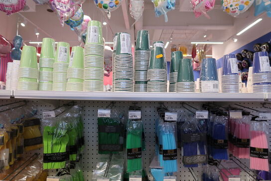 Div. Papkrus, paptallerkner, servietter, sugerør m.m.