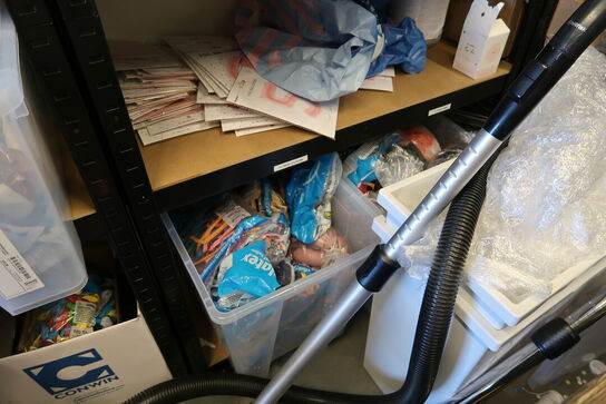 2 stk. lagerreoler med div. Festtilbehør m.m.