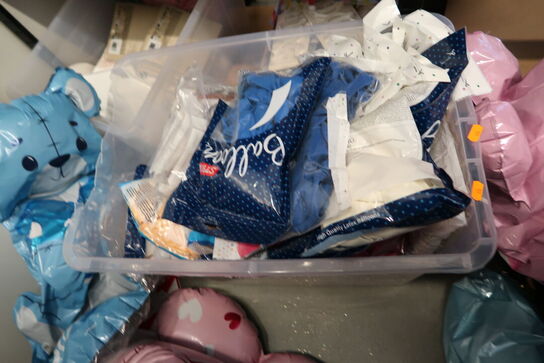 3 stk. kasser med div. Balloner, festtilbehør m.m.