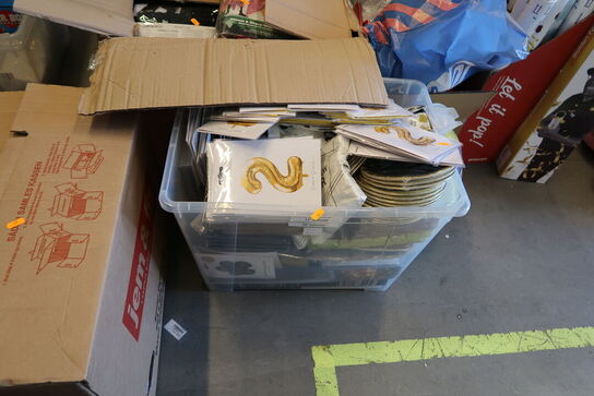 Kasse med festtilbehør