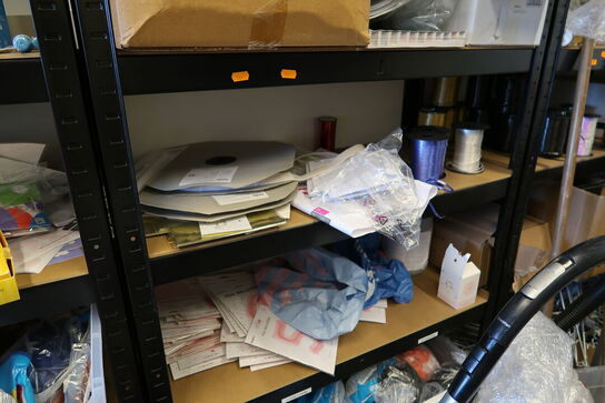 2 stk. lagerreoler med div. Festtilbehør m.m.