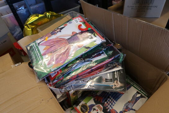 Kasse med udklædningsdragter