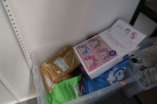 Lagerreol med div. Festtilbehør m.m.