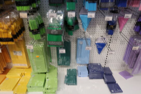 Div. Papkrus, paptallerkner, servietter, sugerør m.m.