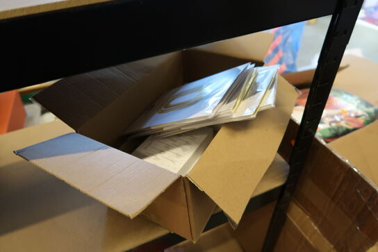 2 stk. lagerreoler med div. Festtilbehør m.m.