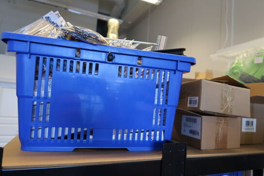 3 stk. lagerreoler med div. Festilbehør m.m.