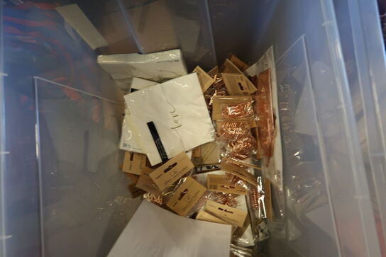 2 stk. kasser med div. Festtilbehør, balloner m.m.