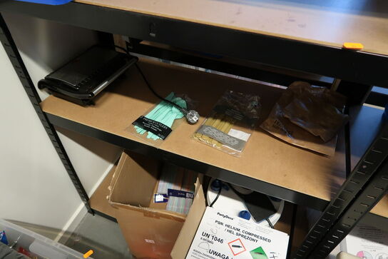 2 stk. lagerreoler med div. Festtilbehør m.m.