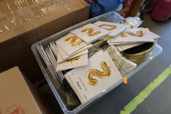 Kasse med festtilbehør