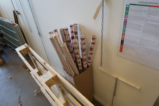 2 stk. indrammede plakater samt div. Gavepapir