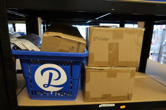 2 stk. lagerreoler med div. Festtilbehør m.m.