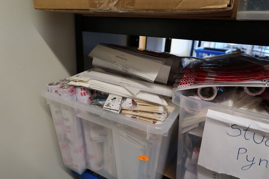 2 stk. lagerreoler med div. Festtilbehør m.m.