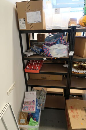 Lagerreol med div. Festtilbehør m.m.