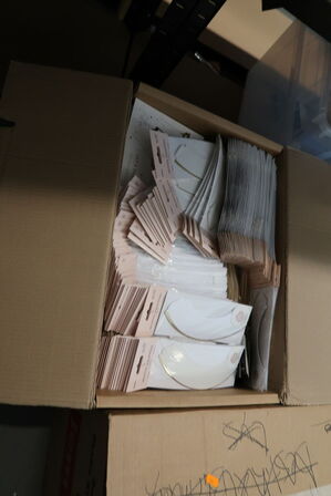 2 stk. kasser med div. Festtilbehør, balloner m.m.