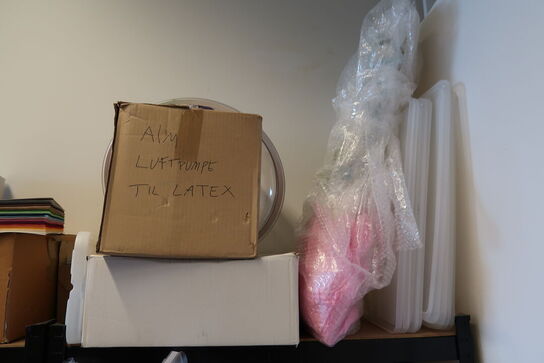 2 stk. lagerreoler med indhold