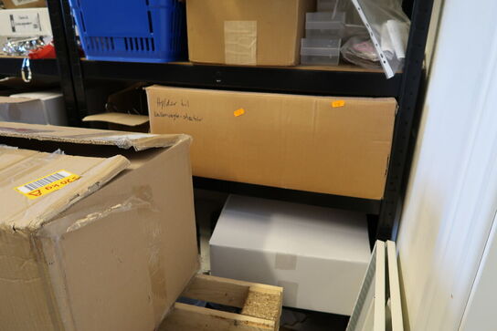 2 stk. lagerreoler med indhold