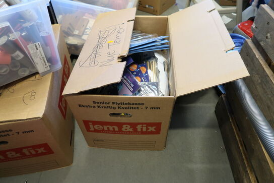 Kasse med div. Festtilbehør