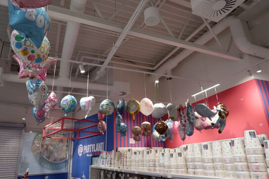 Alle balloner i butikken som er pustet op
