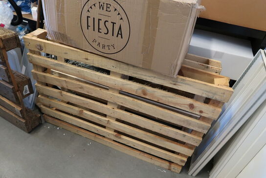 2 stk. lagerreoler med indhold