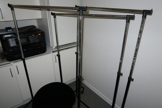 Bord med 3 stk. stole samt 3 stk. tøjstativer