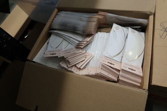 2 stk. kasser med div. Festtilbehør, balloner m.m.