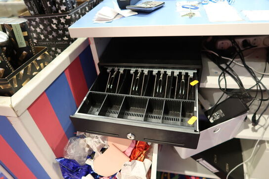 Pengeskuffe, bonprinter EPSON, tastatur m.m.