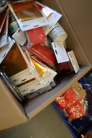 2 stk. kasser med div. Festtilbehør, balloner m.m.