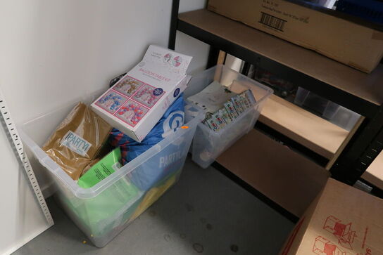 Lagerreol med div. Festtilbehør m.m.